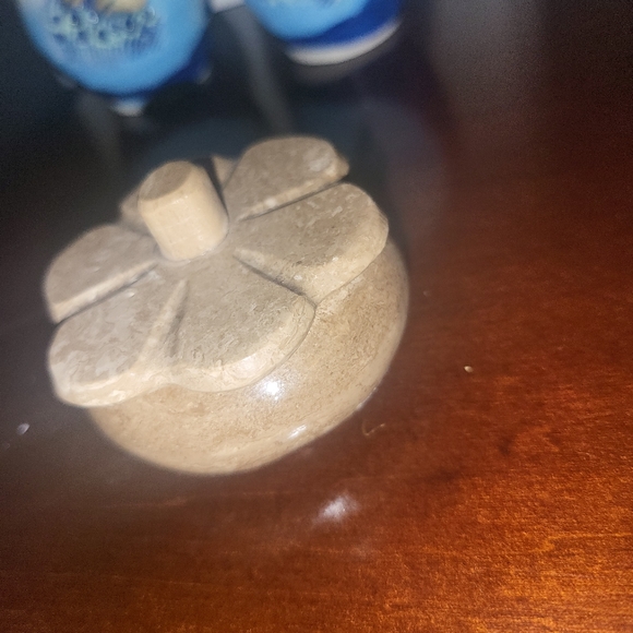 Stone carved flower shaped tiny box - Picture 4 of 4